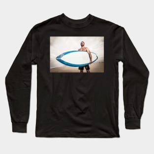 Surfer wathing the waves Long Sleeve T-Shirt